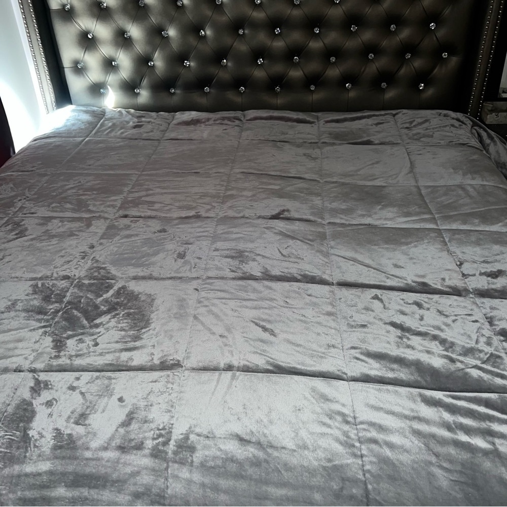 London Fog comforter king Elegant light silver Gray Comforter cream fur back